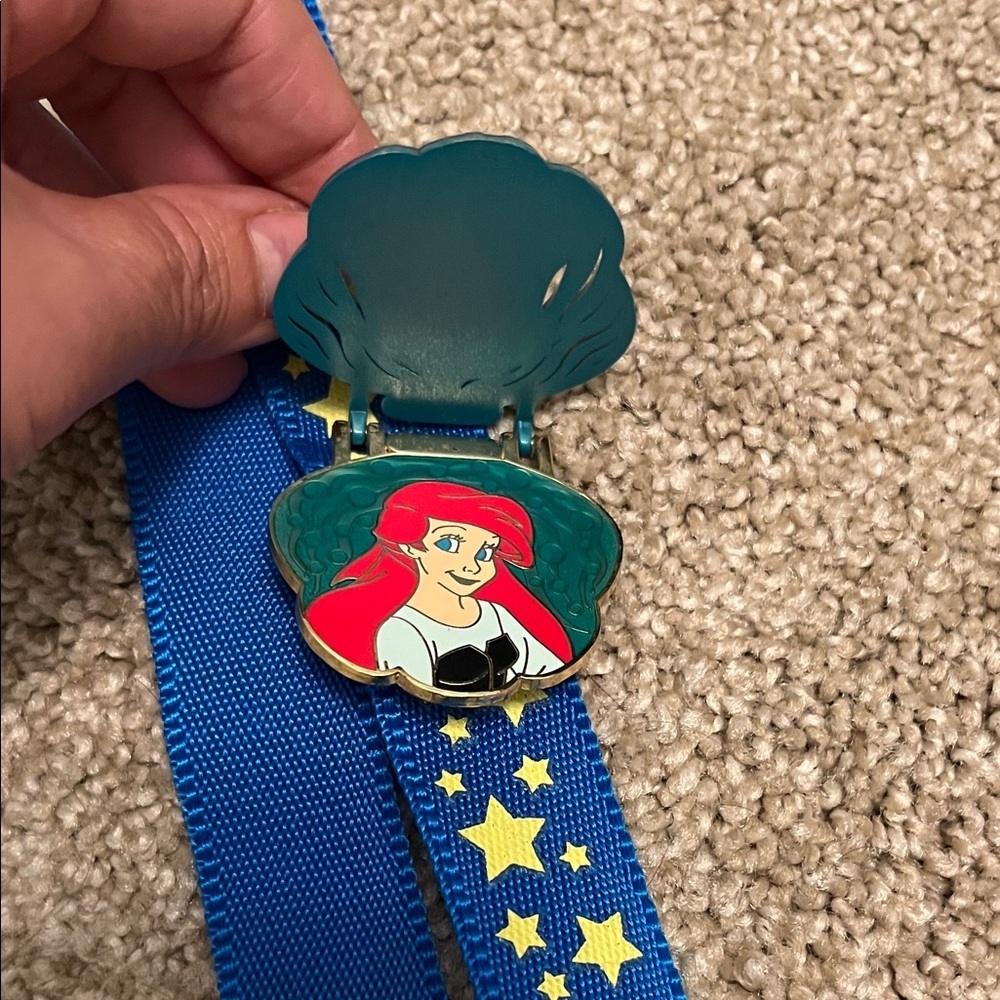 Disney pins Blue Star Pattern lanyard with 2 pins - Picture 5 of 8